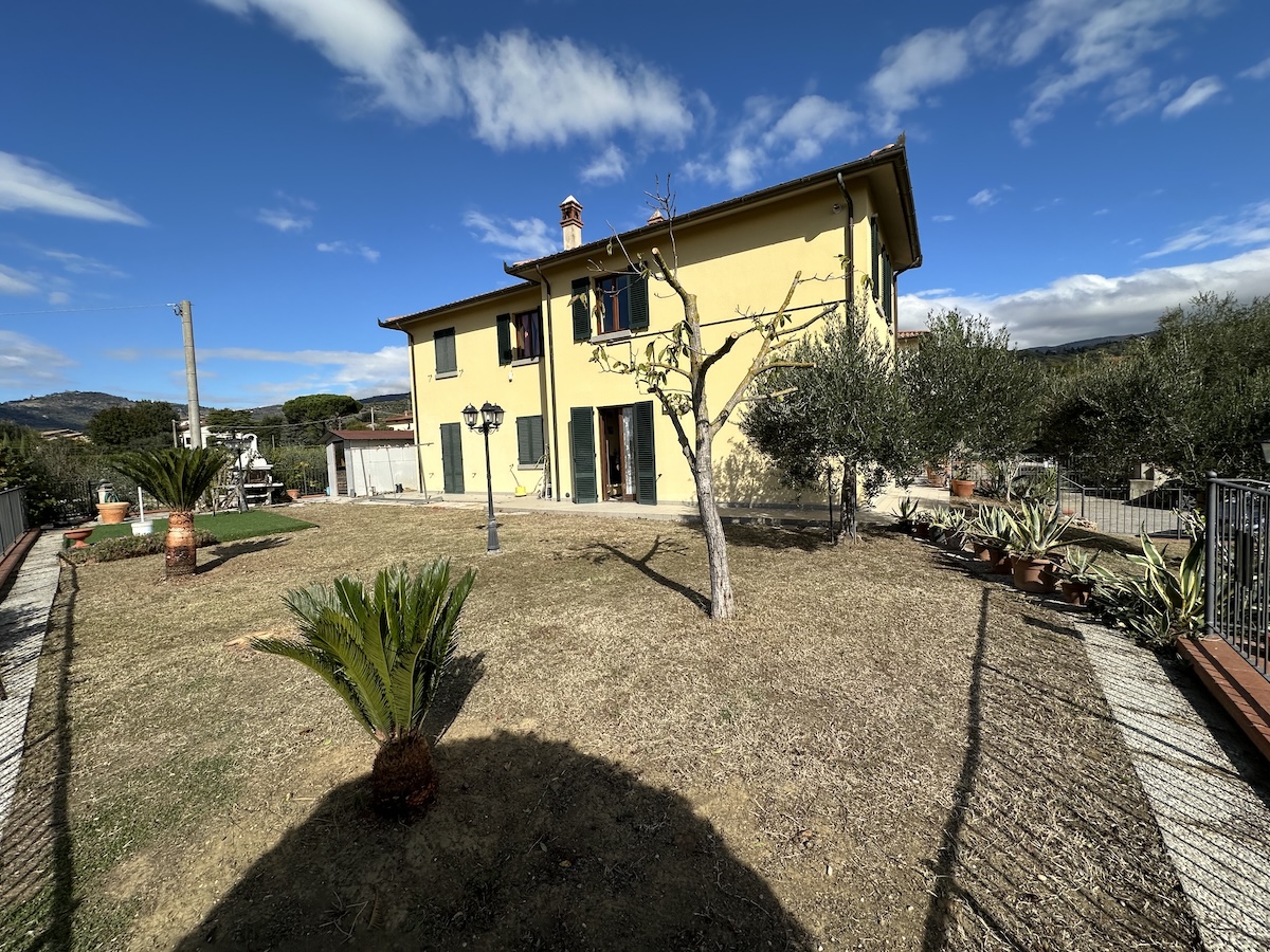 Large apartment with garden and garage